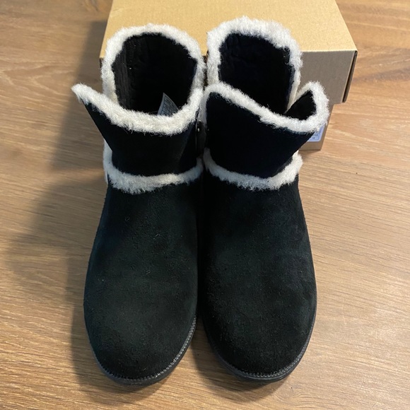 *Last One*New w/box Ugg Suede ankle boots - Picture 4 of 6